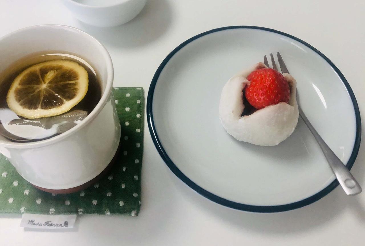 左にレモンティー、隣にいちご大福。